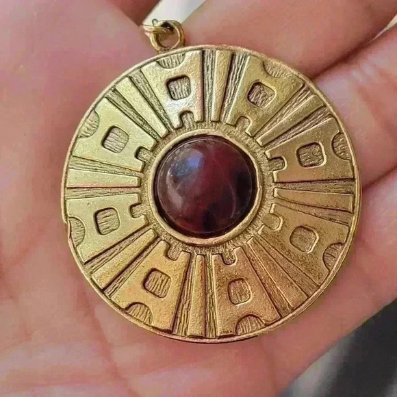 Vintage Sarah Coventry Pendant Necklace Burgundy Gold Tone Round - Picture 6 of 12